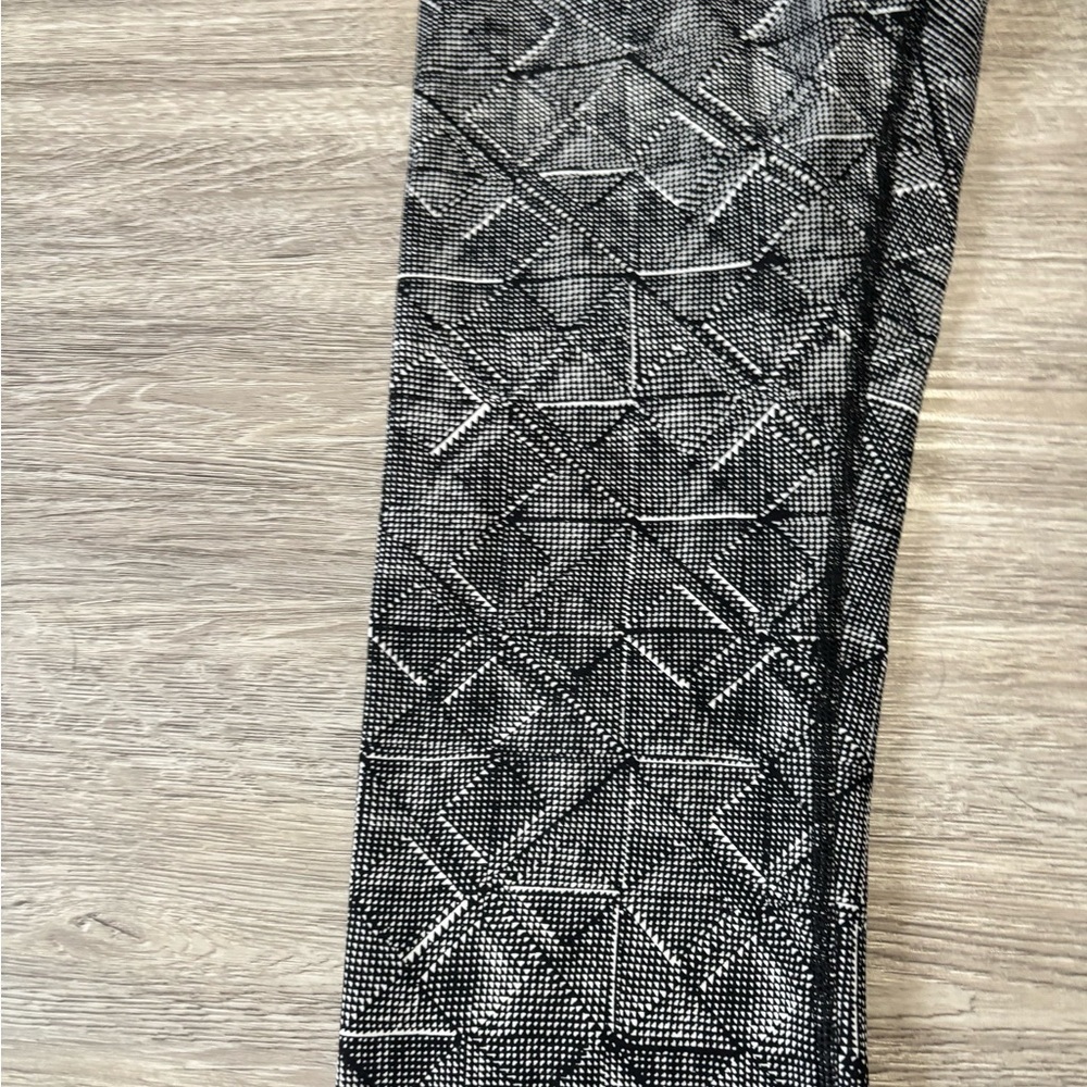 Lululemon Wunder Under Hi-Rise 7/8 Tight (Full-On Luxtreme 25") - Size 6 - Picture 4 of 16